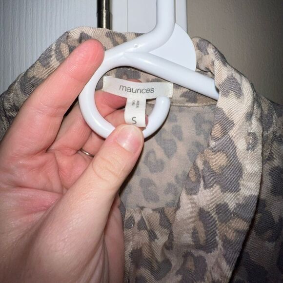 Mauriceās LeopardāButtonĀ Down S - Picture 4 of 5